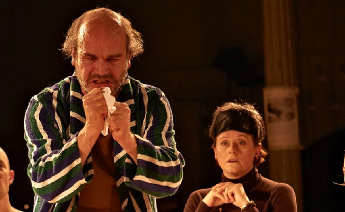 "Schnäu & Dräckig", Theatersoap von Andreas Stadler, Szenenbild m. Simon Grossenbacher, Manfred Liechti, Ruth Schwegler, Marie Hiller